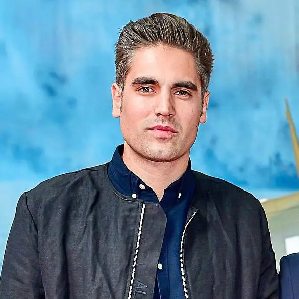 How tall is Charlie Simpson?